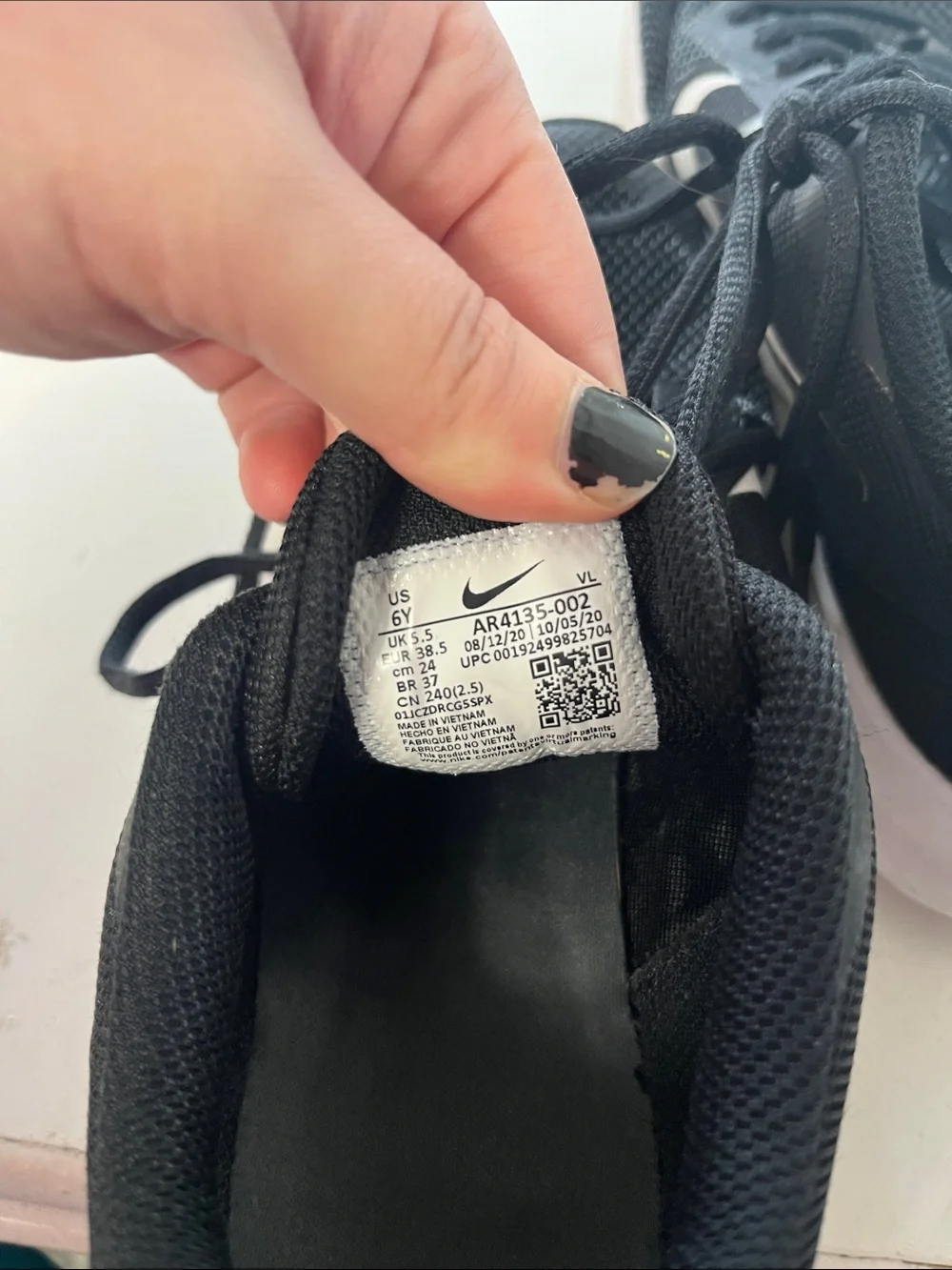 Nike Sz 6Y Black and White Downshifter Athletic Tie Up Tennis Shoes